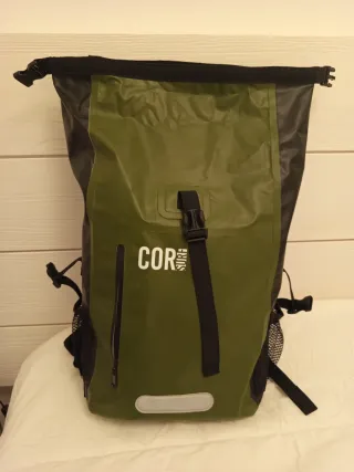 Mochila impermeable verde y negra