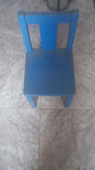 Silla de madera azul para niños