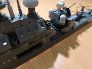 Barco de juguete militar