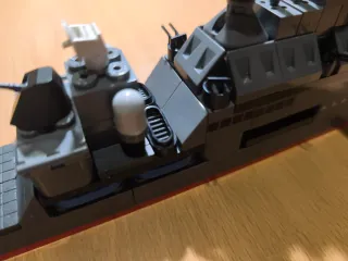 Barco de juguete militar