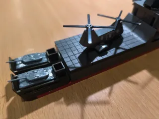 Barco de juguete militar