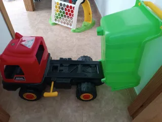 Camión volquete grande de juguete