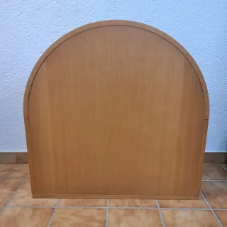 Vitrina de madera con arco y cristal