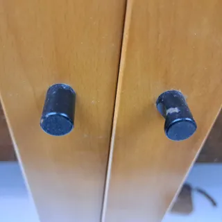 Vitrina de madera con arco y cristal