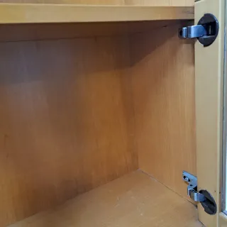 Vitrina de madera con arco y cristal