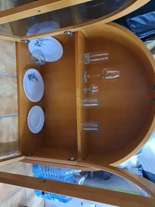 Vitrina de madera con arco y cristal