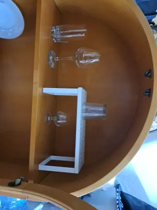 Vitrina de madera con arco y cristal