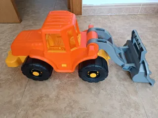 Excavadora de juguete naranja y gris