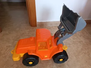 Excavadora de juguete naranja y gris