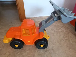 Excavadora de juguete naranja y gris