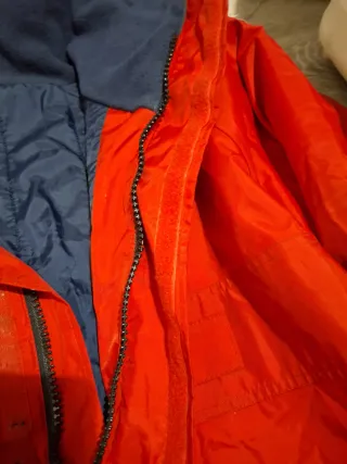 Chaqueta de hombre roja y azul