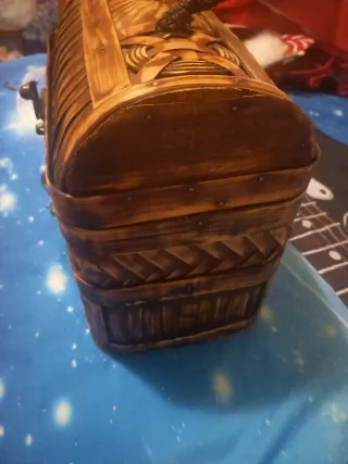 Baúl-maletín de mimbre y bambú