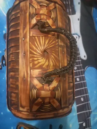 Baúl-maletín de mimbre y bambú