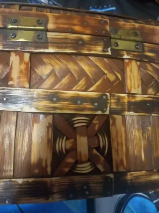 Baúl-maletín de mimbre y bambú