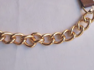 Cintura pelle con catena dorata