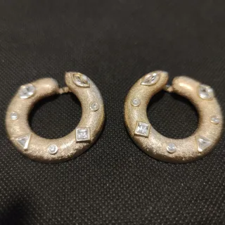 Orecchini cerchio dorato con zirconi