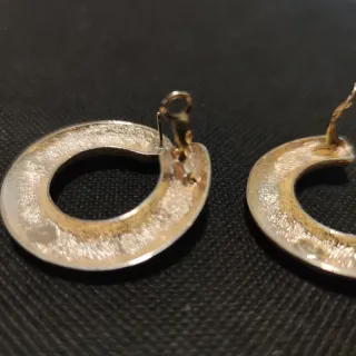 Orecchini cerchio dorato con zirconi