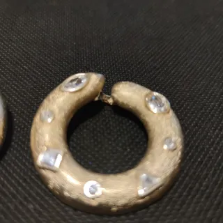 Orecchini cerchio dorato con zirconi