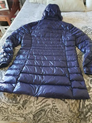 Plumífero azul con capucha