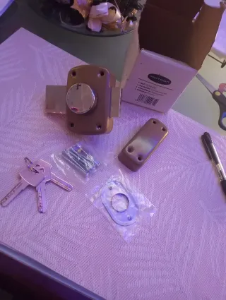 Cerradura de seguridad dorada con llaves