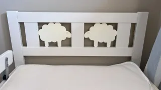 Cama infantil blanca con ovejas