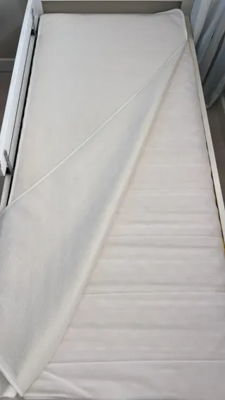 Cama infantil blanca con ovejas