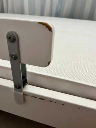 Cama infantil blanca con ovejas