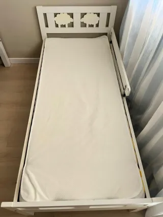 Cama infantil blanca con ovejas