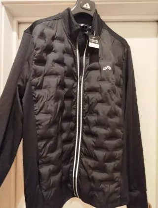 Chaqueta técnica con etiqueta