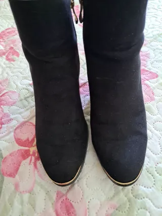 Botín negro tacón dorado