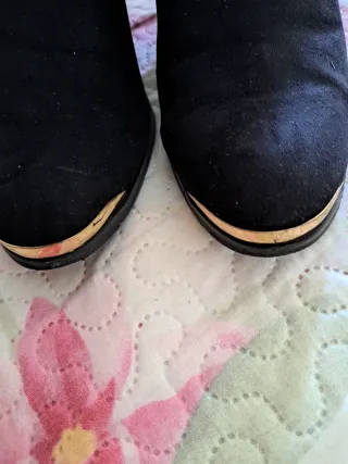 Botín negro tacón dorado