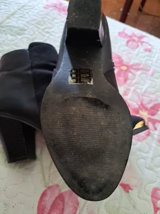 Botín negro tacón dorado