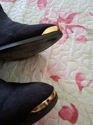 Botín negro tacón dorado