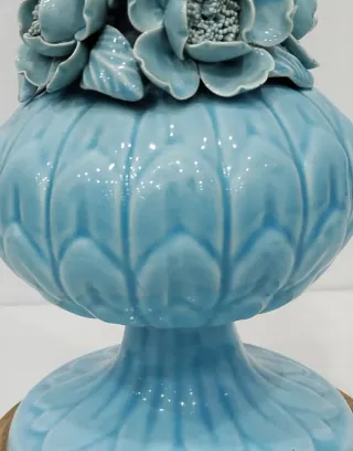 Lámpara cerámica Manises azul flores dorada