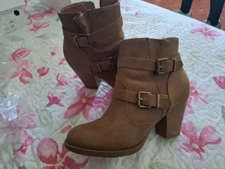 Botines marrones con hebillas talla 37