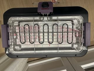 Grill elettrico da tavolo con piedi neri e viola