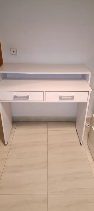 Mesa de estudio blanca con ruedas