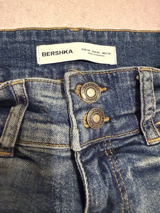 Vaqueros Bershka acampanados