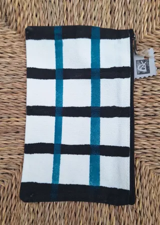 Bolsa de tela con cremallera y diseño artesanal