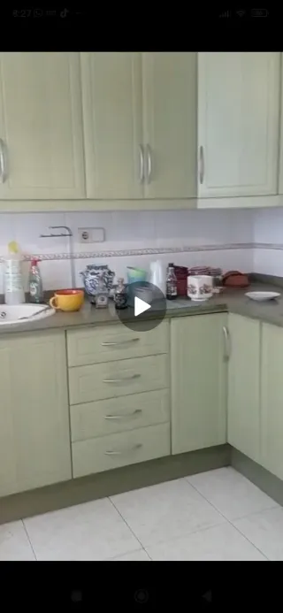 Muebles de cocina en U color verde menta