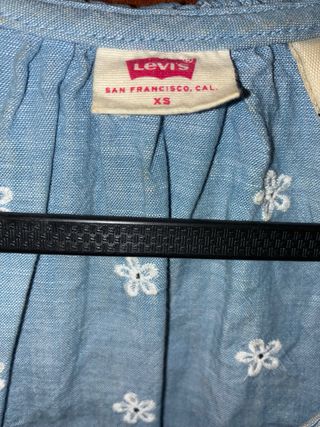 Blusa Levi's bordada Talla XS