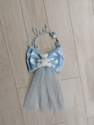 Fiocco celeste con cuore e fiori