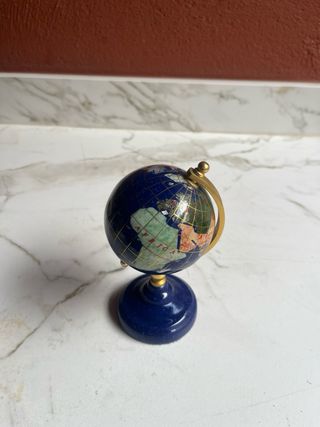 Globo terráqueo de mármol