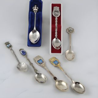 Cucharas de recuerdo con escudos esmaltados