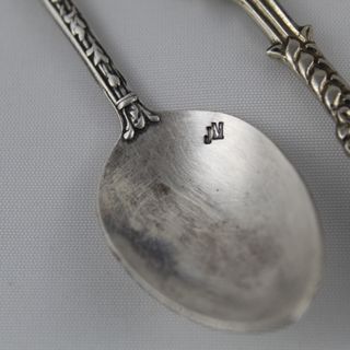 Cucharas de recuerdo con escudos esmaltados