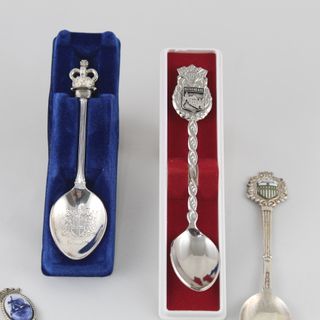 Cucharas de recuerdo con escudos esmaltados