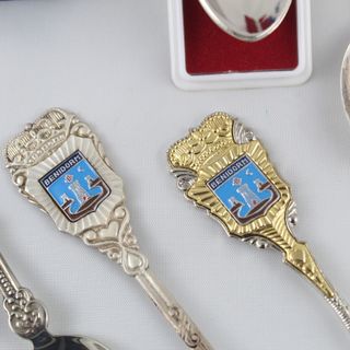 Cucharas de recuerdo con escudos esmaltados