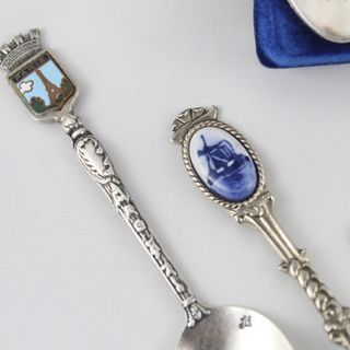 Cucharas de recuerdo con escudos esmaltados