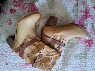 Botas de cuero beige con detalle