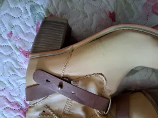 Botas de cuero beige con detalle